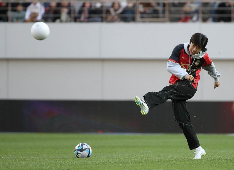 가수 임영웅이 지난해 4월 8일 서울 마포구 서울월드컵경기장에서 열린 프로축구 K리그1 FC서울과 대구FC의 경기 시작 전 시축을 하고 있다. [뉴시스]