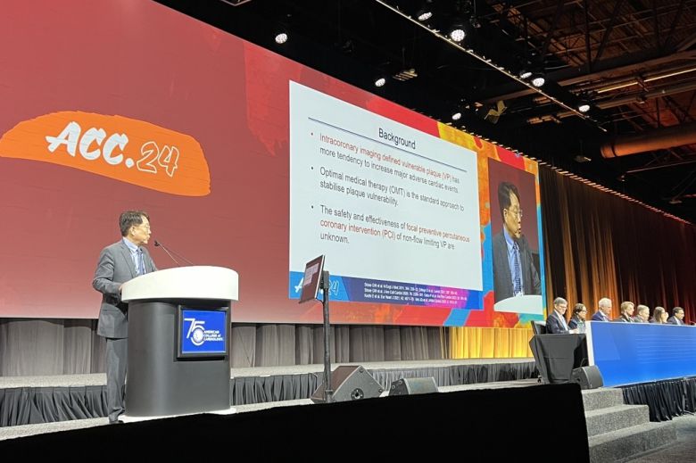 박승정 서울아산병원 심장내과 석좌교수가 8일(월) 미국 애틀랜타에서 열린 미국심장학회에서 발표하고 있다.