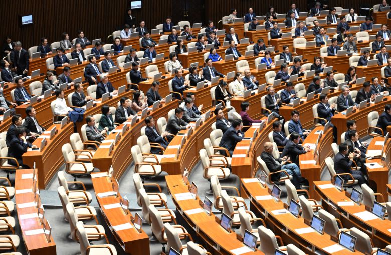 9일 오후 서울 여의도 국회에서 본회의가 열린 가운데 '노란봉투법'(노동조합 및 노동관계법 개정안)안이 야당 단독으로 통과된 후 더불어민주당 의원들이 박수를 치고 있다. 이날 필리버스터를 예고한 국민의힘 의원은 필리버스터를 포기하고 퇴장했다. 이상섭 기자