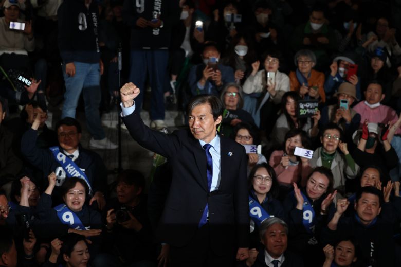 제22대 국회의원선거를 하루 앞둔 9일 오후 조국혁신당 조국 대표가 서울 종로구 세종문화회관 앞에서 선거 유세를 하고 있다. [연합]