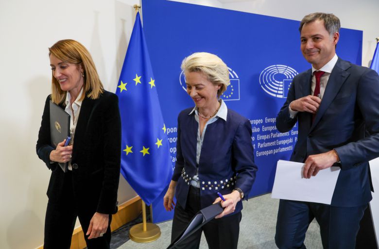 왼쪽부터 로베르타 메솔라 유럽연합(EU) 의회 의장, 우르줄라 폰데어라이엔 EU 집행위원장, 알렉산더르 더크로 벨기에 총리. 10일(현지시간) 벨기에 브뤼셀에서 열린 유럽의회 전체회의에서 ‘이주 및 망명에 관한 신체제’ 채택에 따른 공동성명을 발표하고 있다. [EPA]