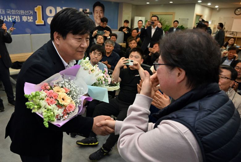 제22대 국회의원선거 안산갑에 출마한 양문석 더불어민주당 후보가 11일 오전 경기도 안산시 상록구 선거사무소에서 당선이 확실시되자 지지자들에게 꽃다발을 건네받으며 기뻐하고 있다. [연합]