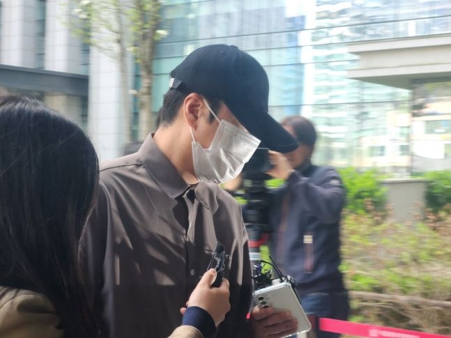 도로교통법상 음주 측정 거부, 자동차불법사용 혐의로 1심에서 징역형 집행유예를 선고받은 그룹 신화 멤버 신혜성(본명 정필교·45)이 12일 오전 서울동부지법에서 열린 항소심 선고기일에 출석하기 위해 법정으로 향하고 있다. 연합뉴스