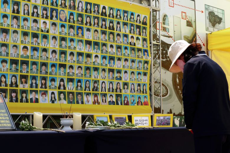 세월호 10주기를 나흘 앞둔 12일 광주 동구 5·18민주광장에 설치된 시민분향소에서 한 시민이 참사 희생자를 추모하고 있다.[연합]