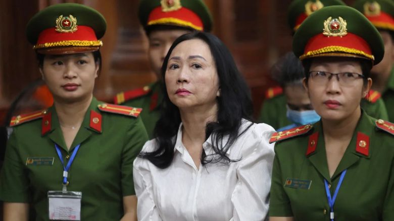 지난 11일 호치민시 법원에 있는 베트남 부동산 재벌 쯔엉미란 반팃팟 홀딩스 회장[AFP]