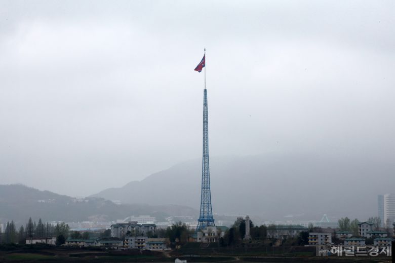 린다 토마스-그린필드 주유엔(UN) 미국대사가 판문점 공동경비구역(JSA)에 방문한 16일 오전 북한 황해북도 기정동 마을에 인공기가 휘날리고 있다. 사진=청사사진기지단