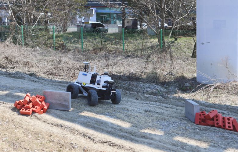 환경인식 기술을 탑재한 자율주행차량이 장애물을 피해 주행하고 있다.[한국기계연구원 제공]