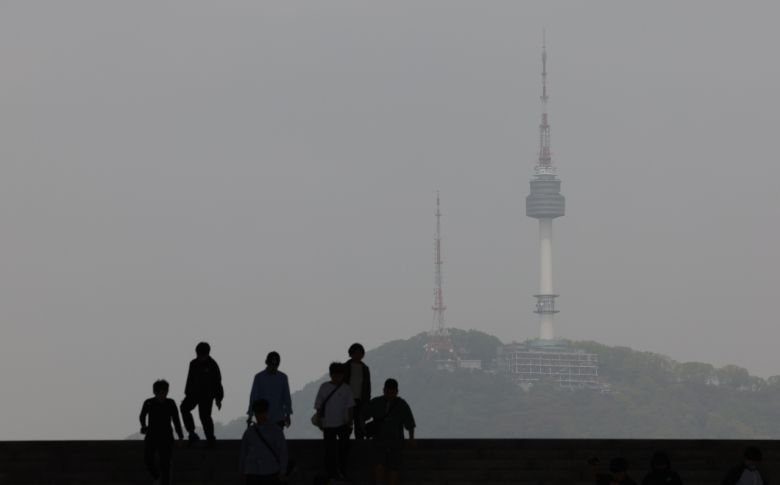 미세먼지 농도가 ‘나쁨’을 기록한 16일 오후 서울 용산구 국립중앙박물관에서 바라본 남산 일대가 뿌옇게 보이고 있다. [연합]