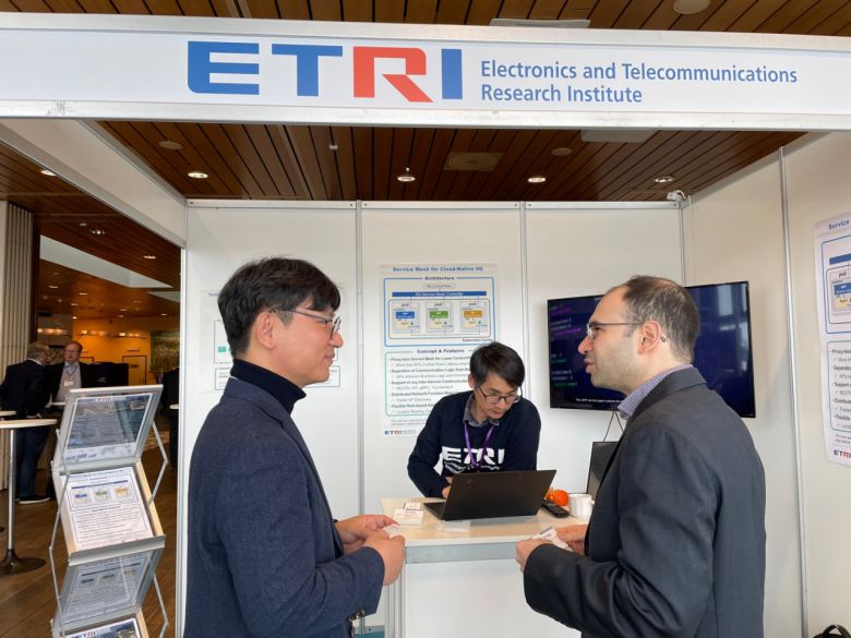 핀란드 6G 심포지엄 스프링 2024 전시회에서 고남석 ETRI 모바일코어네트워크연구실장이 서비스 메시 기술에 관해 설명하고 있다.[ETRI 제공]