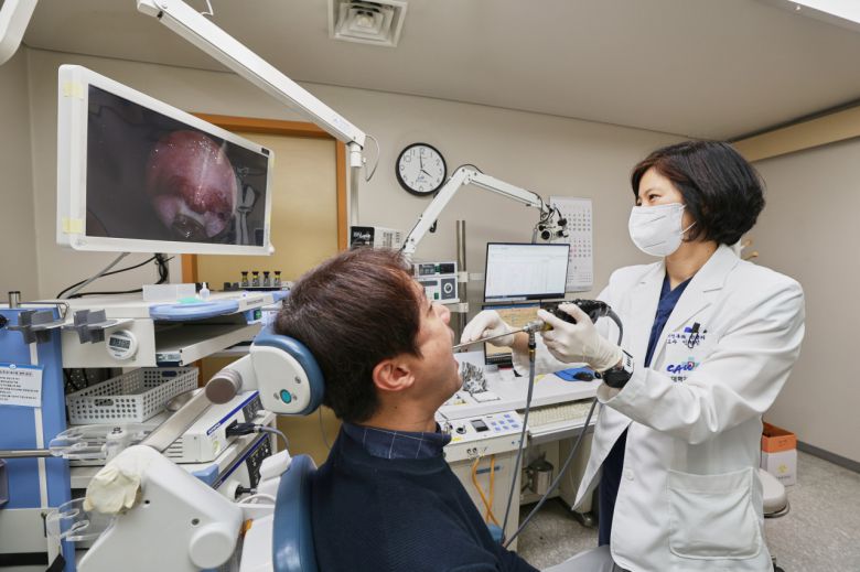 중앙대학교병원 수면무호흡클리닉 민현진 이비인후과 교수는 “일반적으로 코 고는 현상을 생리적인 습관으로 여겨 대수롭지 않게 생각하지만, 코골이로 인한 폐쇄성 수면무호흡증은 질병으로 간주되며, 방치될 경우 상황에 따라 심각한 합병증을 초래할 수 있어 적극적인 치료가 필요하다”고 강조했다.