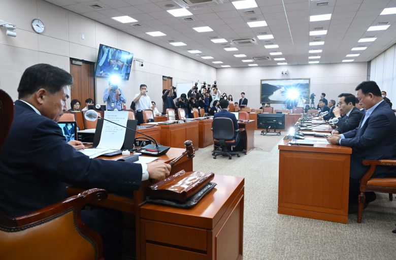 소병훈 국회 농림축산식품해양수산위원회 위원장이 18일 오전 서울 여의도 국회에서 열린 농해수위 전체회의 ‘양곡관리법 개정안’과 ‘농산물 가격 안정법 개정안’ 등 5개 법안을 본회의에 직회부하는 안을 통과시키고 있다. 정원 19명인 농해수위원 중 12명이 참석해 12명이 가결 표를 던졌다. 국민의힘 의원들은 농해수위에 참석하지 않았다. 이상섭 기자