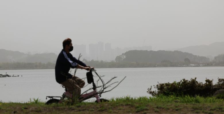 미세먼지경보가 내려진 17일 강원 강릉시 경포호에서 평소 선명하게 보이던 백두대간이 미세먼지에 가려져 보이지 않고 있다. [연합]