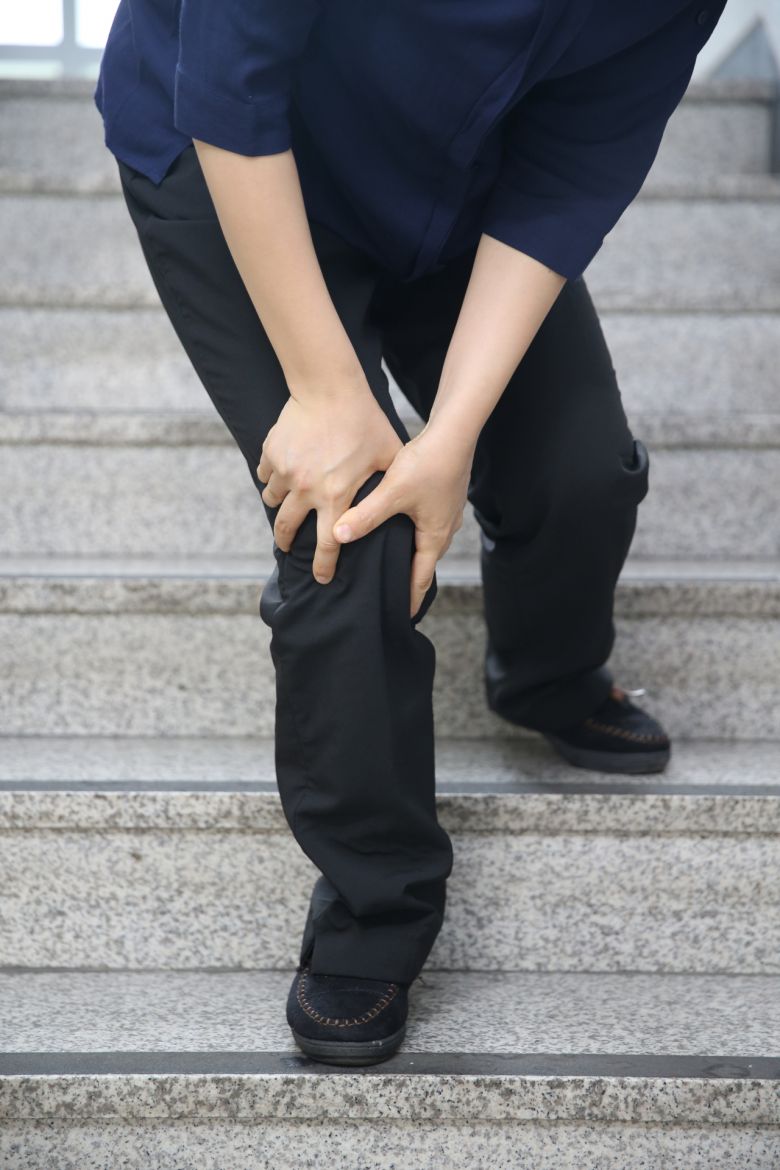 허준영 가톨릭대학교 인천성모병원 정형외과 교수는 “반월상연골판파열은 자연치유가 힘든 질환으로 자칫 치료 시기를 놓치게 되면 2차적인 관절 내 연골 손상이 발생하거나 심하면 퇴행성관절염을 촉진하는 위험 요인이 될 수 있다”고 조언했다.