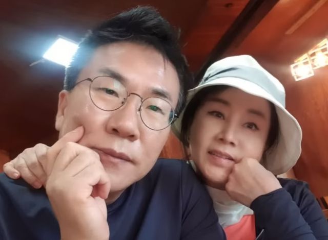 아나운서 유영재(왼쪽)와 배우 선우은숙. [유튜브 ‘DJ유영재TV 유영재라디오’ 캡처]