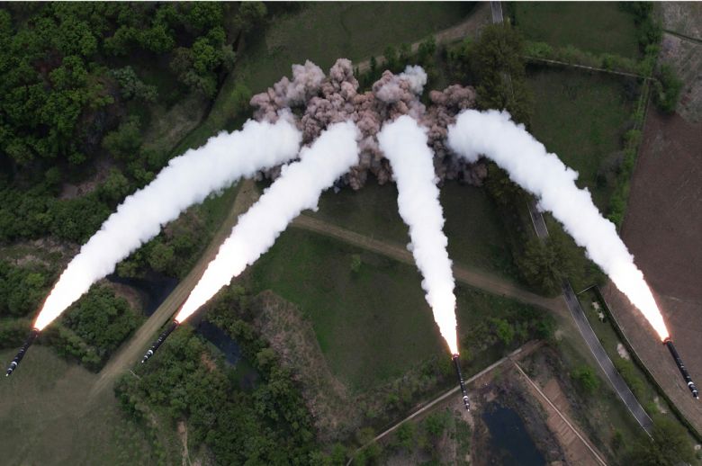 북한이 김여정 노동당 부부장 담화와 초대형방사포 동원 핵반격훈련 등을 통해 한미 공군의 연합편대군종합훈련(KFT)에 강하게 반발하고 있다. 북한 노동당 기관지 노동신문은 23일 김정은 국무위원장 지도 아래 “초대형방사포병부대들을 국가핵무기종합관리체계인 ‘핵방아쇠’ 체계 안에서 운용하는 훈련이 22일 처음으로 진행됐다”고 보도했다. 초대형방사포(KN-25) 발사 장면. [평양 노동신문=뉴스1]