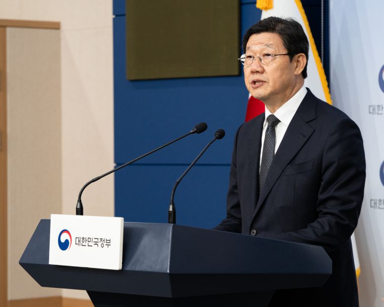 노연홍 대통령 직속 의료개혁특별위원회(특위) 위원장이 25일 서울 종로구 정부서울청사에서 열린 특위 첫 회의 이후 회의 결과에 대해 발언하고 있다.[연합]