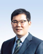 토털 라이프케어 서비스 전문기업 교원라이프(대표 장동하·사진)는 장례 후 유가족의 정서적·심리적 회복을 돕는 ‘유가족 힐링 여행 서비스’를 업계 최초로 선보인다고 29일 밝혔다. 상조·장례 상품·서비스 고도화와 함께 장례 후 유가족 케어 서비스로 고객 혜택 범위를 넓혀 경쟁력을 갖추겠다는 계획이다.