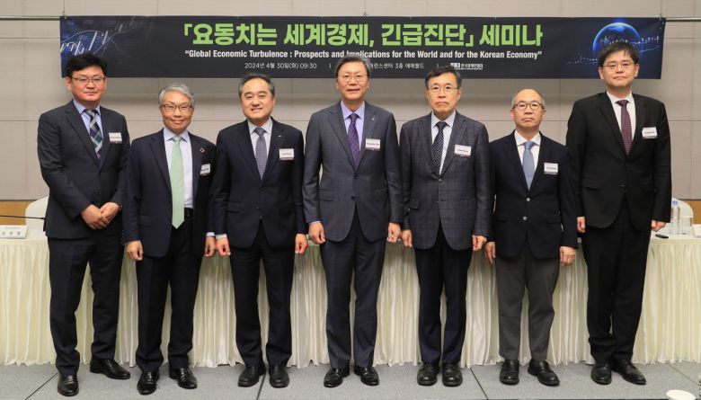 조경엽(왼쪽부터) 한국경제연구원 연구위원, 최병일 한국고등교육재단 사무총장, 정철 한경연 원장, 김창범 한경협 부회장, 이일형 前 대외경제정책연구원장, 강태수 KAIST 금융전문대학원 교수, 안성배 대외경제정책연구원 부원장 등이 30일 FKI타워 컨퍼런스센터에서 열린 ‘요동치는 세계경제, 긴급 진단 세미나’에서 기념촬영을 하고 있다. [한경협 제공]