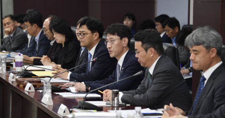 김윤상 기획재정부 차관이 2일 오전 서울 종로구 한국무역보험공사에서 열린 '제3차 재정사업평가위원회'를 주재, 모두발언을 하고 있다. [기획재정부 제공]