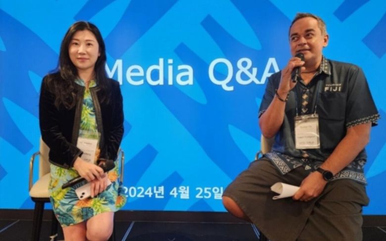 맥신 펭 피지항공 아시아지역 총괄 매니저와 로버트 톰슨 피지관광청 상무가 기자들의 질문에 답하고 있다. [연합]
