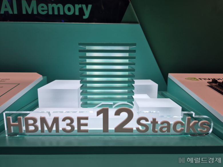 SK하이닉스가 지난 3월 미국 캘리포니아주 새너제이에서 열린 ‘GTC 2024’에서 전시한 HBM3E 12단 제품 샘플. 사진=김현일 기자