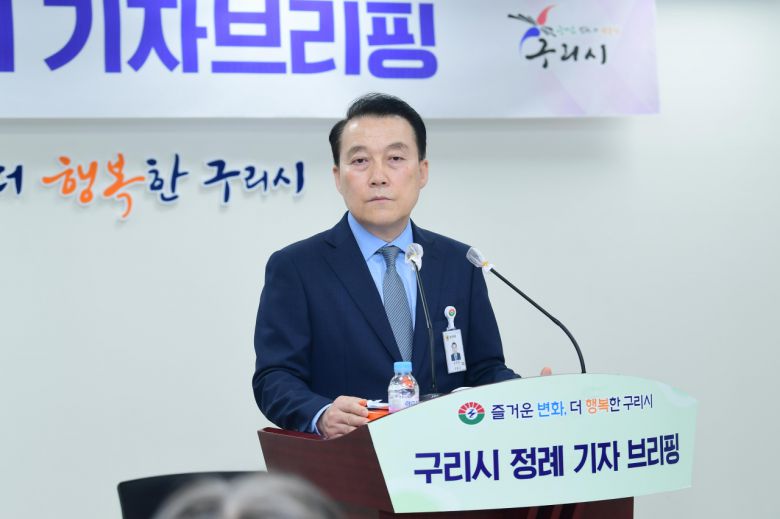 [헤럴드경제=박준환 기자]구리시(시장 백경현)가 9일 시청 본관 3층 종합상황실에서 2024년 5월 2주차 정례 기자브리핑을 열었다. 이날 브리핑은 김완겸 행정지원국장이 ▷서울시 편입 특별법 재발의 추진 ▷효율적인 조직·인력 운영을 통한 시정 경쟁력 강화 ▷출생신고 축하기념품 지원 ▷개별공시지가 결정·공시 및 이의신청 등을 설명하고 질의 응답하는 시간을 가졌다.