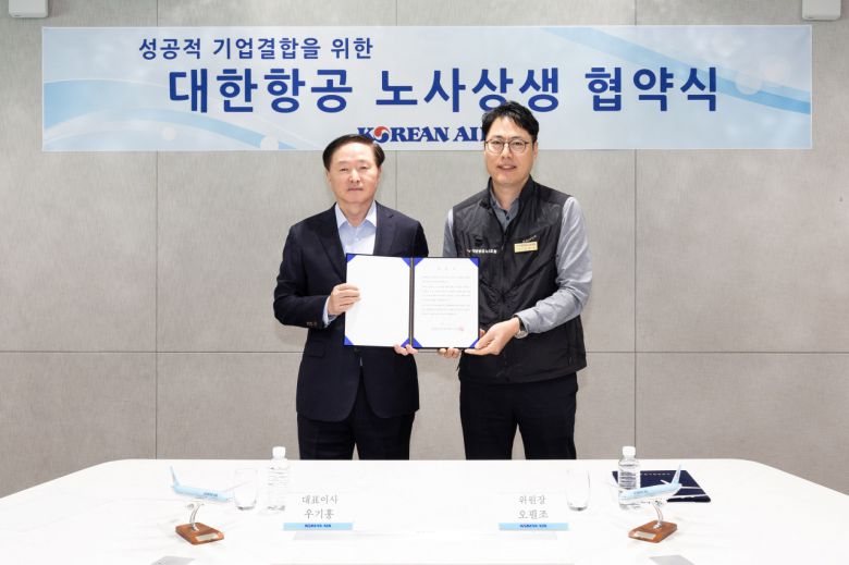 10일 서울 강서구 대한항공 본사에서 열린 노사협약식에서 우기홍(왼쪽) 대한항공 사장과 오필조 노동조합 위원장이 기념사진을 촬영하고 있다. [대한항공 제공]