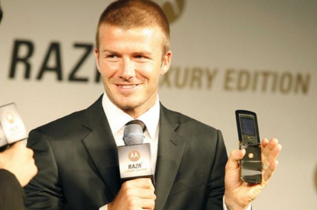 모토로라 휴대폰을 들고 있는 데이비드 베컴.