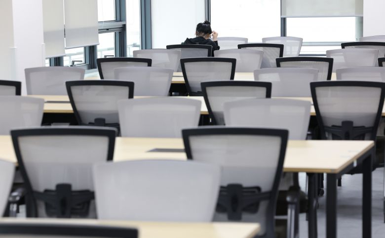 의정갈등이 이어지고 있는 7일 오후 서울 시내 한 의과대학 도서관에서 한 학생이 앉아 있다. [연합]