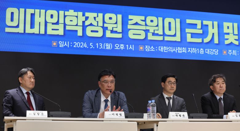 13일 오후 서울 용산구 대한의사협회에서 전국의과대학교수협의회, 대한의학회 주최로 열린 ‘의대입학정원 증원의 근거 및 과정에 대한 기자회견’에서 이병철 변호사가 취재진의 질문에 답하고 있다.[연합]