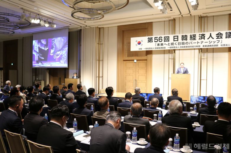 최태원 대한상공회의소 회장 겸 SK그룹 회장이 14일 일본 도쿄에서 막을 올린 제56회 한일경제인회의에서 한국 측 기조연설자로 나서 발표하고 있다. 김현일 기자(도쿄)
