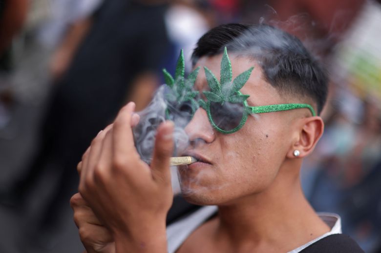 지난 4월 멕시코 멕시코시티에서 열린 행사에서 시민이 마리화나(대마초)를 피우고 있다. [로이터]