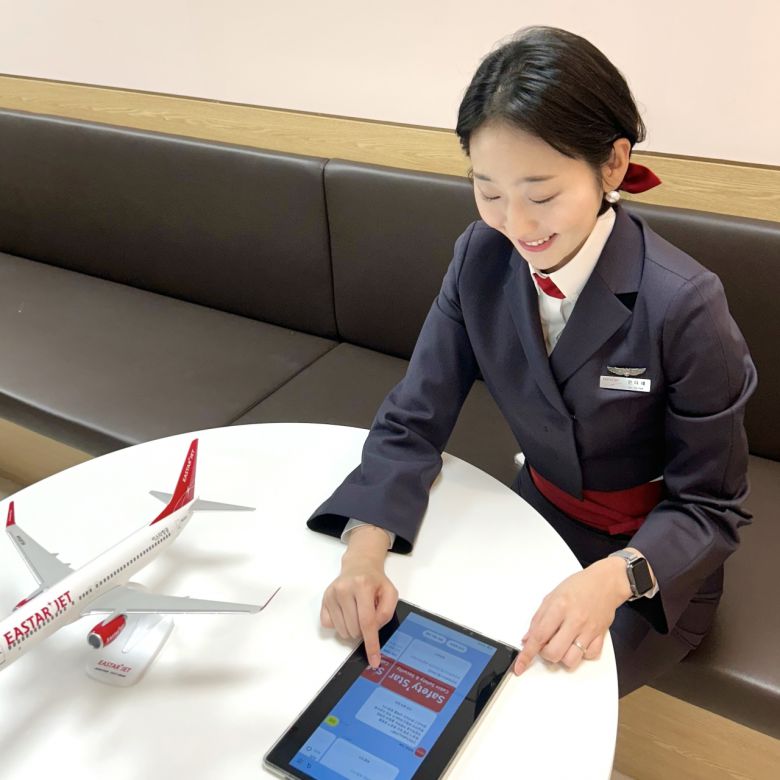이스타항공 객실 승무원이 안전 정보 안내 챗봇을 사용하고 있다. [이스타항공 제공]