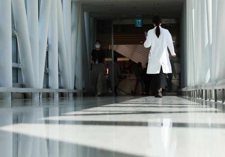 서울고등법원이 의대 증원·배분 결정의 효력 정지 신청의 항고심에서 각하·기각 결정을 한 16일 서울 시내 한 대형병원에서 한 의료관계자가 이동하고 있다.[연합]