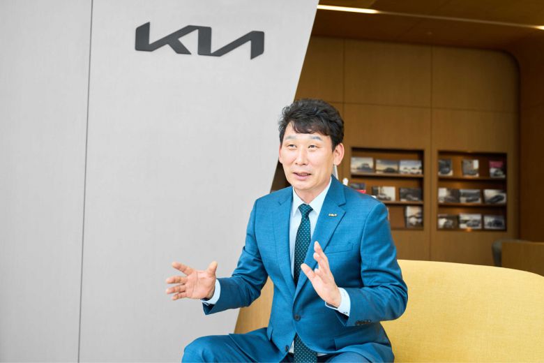 기아 ‘전기차 판매왕’으로 선정된 기아 전주지점 오토컨설턴트 정태삼 영업이사. [기아 제공]
