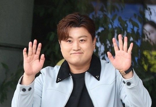 뺑소니 혐의로 경찰 수사를 받으면서도 꿋꿋이 콘서트를 진행중인 트로트 가수 김호중 씨[헤럴드팝]