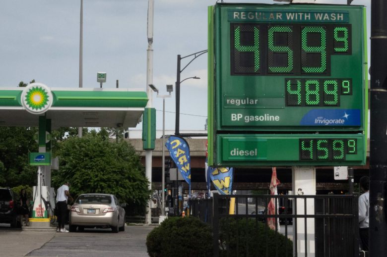 21일(현지시간) 미국 일리노이주 시카고의 한 주유소에서 기름값을 알리는 표지판이 붙어 있다. [AFP]