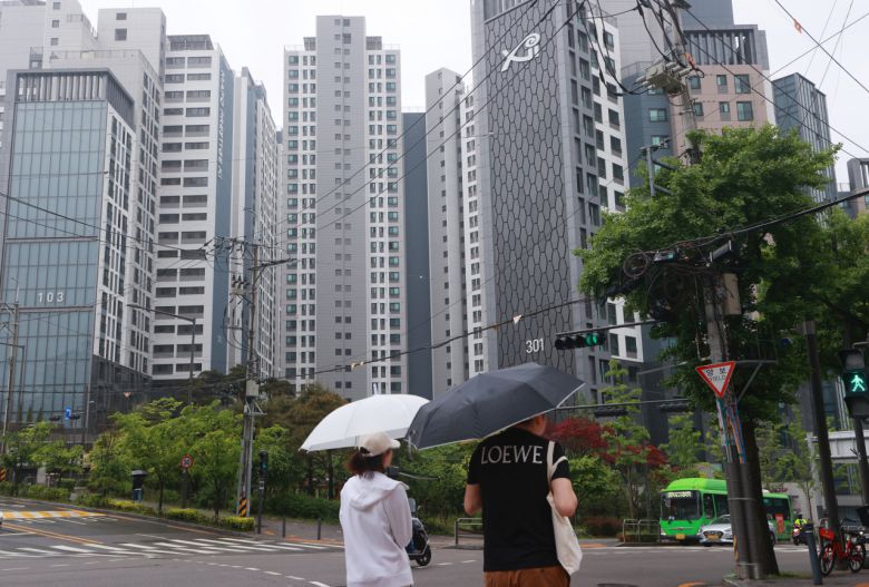 서울 한 아파트 단지 앞을 시민이 지나가고 있다.[연합]
