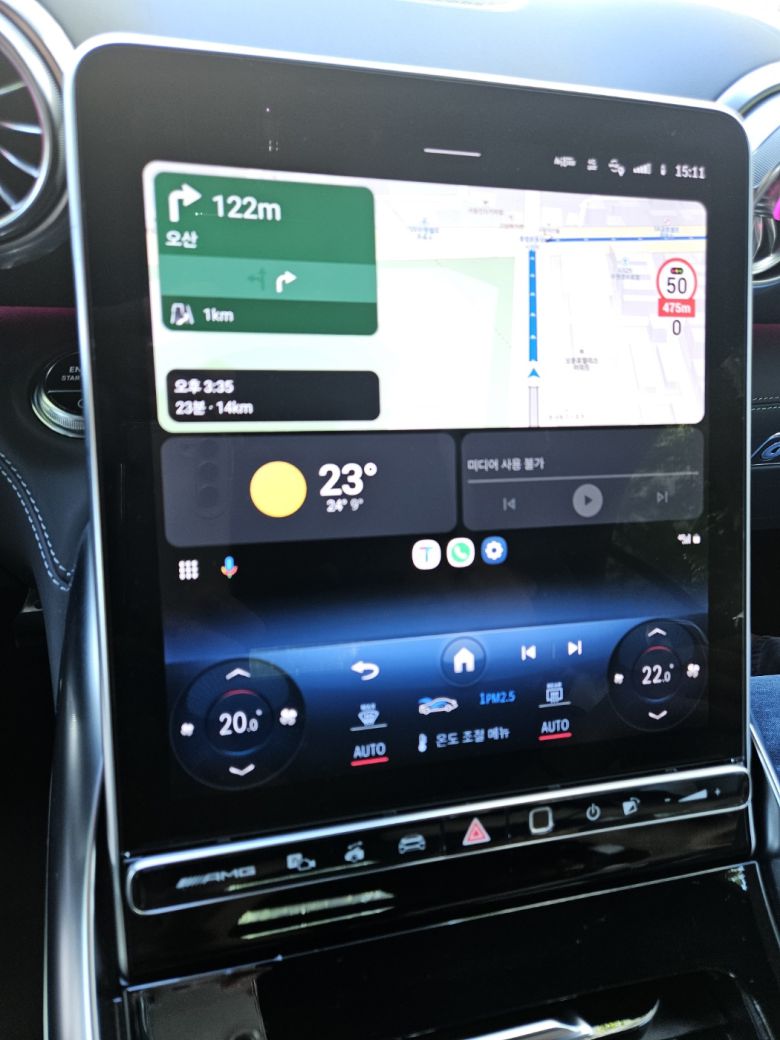 메르세데스-AMG SL 63 A 4MATIC+ 센트럴 디스플레이에서 안드로이드오토를 실행, 티맵을 사용하는 모습. 서재근 기자