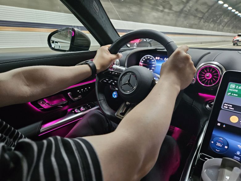 메르세데스-AMG SL 63 A 4MATIC+ 실내. 서재근 기자