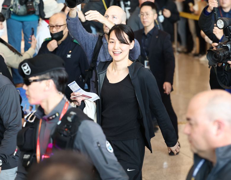 '2024 메이저리그(MLB) 월드투어 서울 시리즈'에 출전하는 로스앤젤레스 다저스 선수단이 입국한 가운데 오타니 쇼헤이의 아내 다나카 마미코가 인천국제공항 제1여객터미널을 통해 입국하고 있다. [연합]