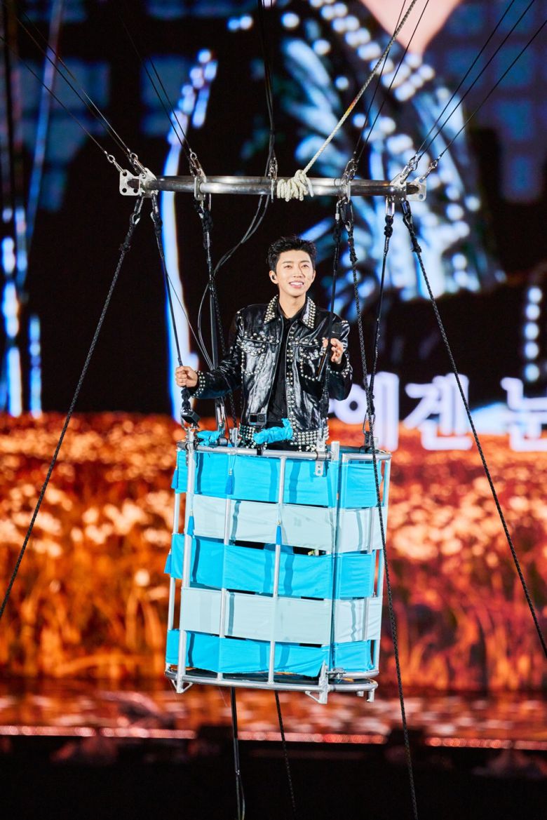 한층 더 훤칠해진 비주얼과 멋짐이 돋보이는 스타일링으로 팬심을 사로잡은 임영웅은 블루스와 록, 재즈 등 다양한 버전으로 편곡된 곡으로 무대를 꾸미는 가하면, ‘아버지’와 ‘모래 알갱이’, ‘우리들의 블루스’ 등으로 고품격 감성까지 선물했다.