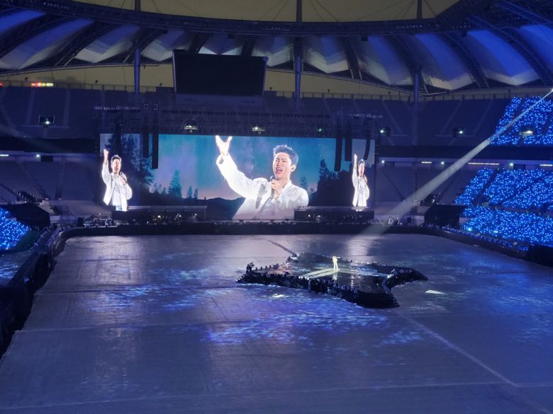 한편, 임영웅은 “영웅시대, 소리 질러”라며 인사부터 건네고, ‘무지개’로 오프닝 무대를 선보였고, ‘런던보이’와 ‘보금자리’, ‘계단말고 엘리베이터’ 등으로 화려하고 에너지 넘치는 무대를 이어갔다.