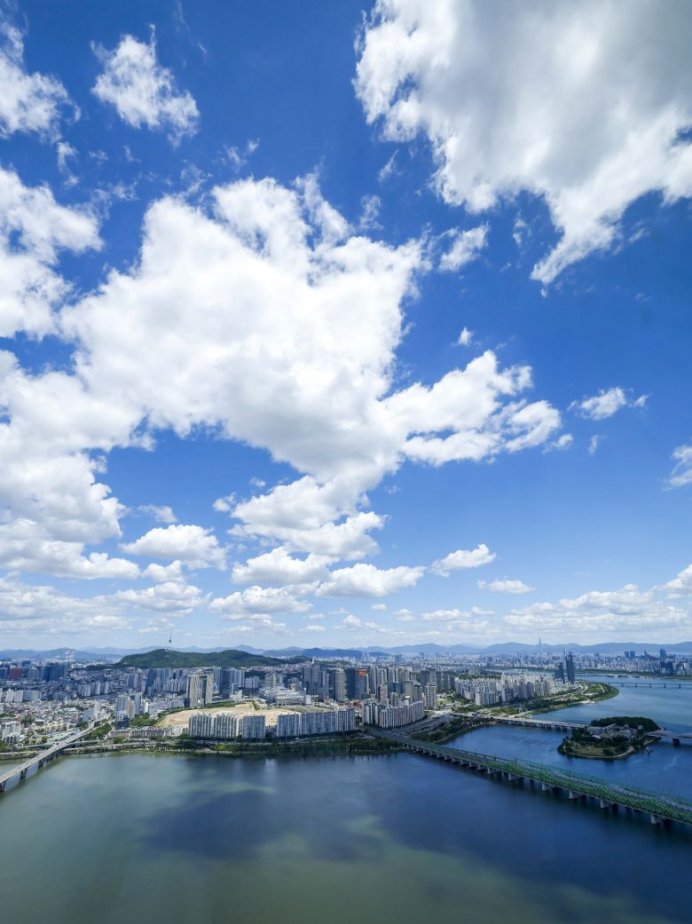 28일 서울 영등포구 63스퀘어 전망대에서 바라본 서울 하늘의 모습. [뉴시스]