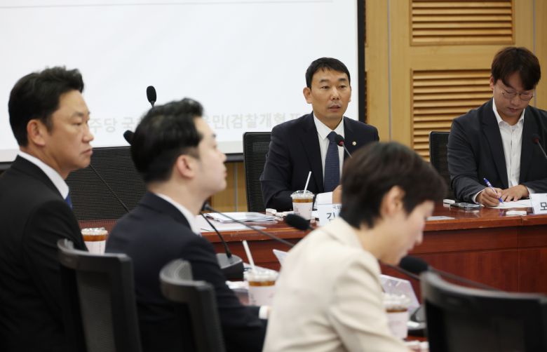 29일 국회 의원회관에서 열린 더불어민주당 검찰개혁 TF 2차회의에서 김용민(사진 뒷줄 오른쪽 두 번째) 단장이 발언하고 있다. [연합]