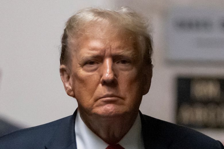 28일(현지시간) 미국 공화당 대선 후보인 도널드 트럼프 전 미국 대통령이 미국 뉴욕 맨해튼 주 법원을 빠져나오고 있다. [로이터]