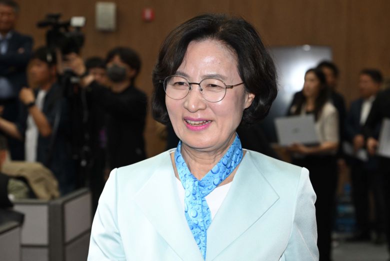 추미애 더불어민주당 당선인이 제22대 국회 전반기 의장선거 출마선언을 하기 위해 지난 8일 오후 서울 여의도 국회소통관으로 입장하고 있다. 이상섭 기자