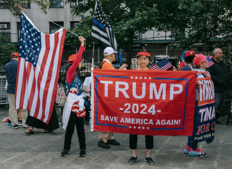 미국 공화당 대선후보인 도널드 트럼프 전 대통령의 지지자들이 28일(현지시간) 뉴욕 맨해튼 형사법원 앞에서 시위를 벌이고 있다. 이날 맨해튼 형사법원에서는 트럼프 전 대통령이 전직 성인영화 배우 스토미 대니얼스의 성관계 폭로를 막기 위해 돈을 지급한 뒤 이를 법률 자문비인 것처럼 위장해 회사 기록을 조작한 혐의에 대해 유무죄를 가리는 재판의 최후변론이 열렸다. [연합]