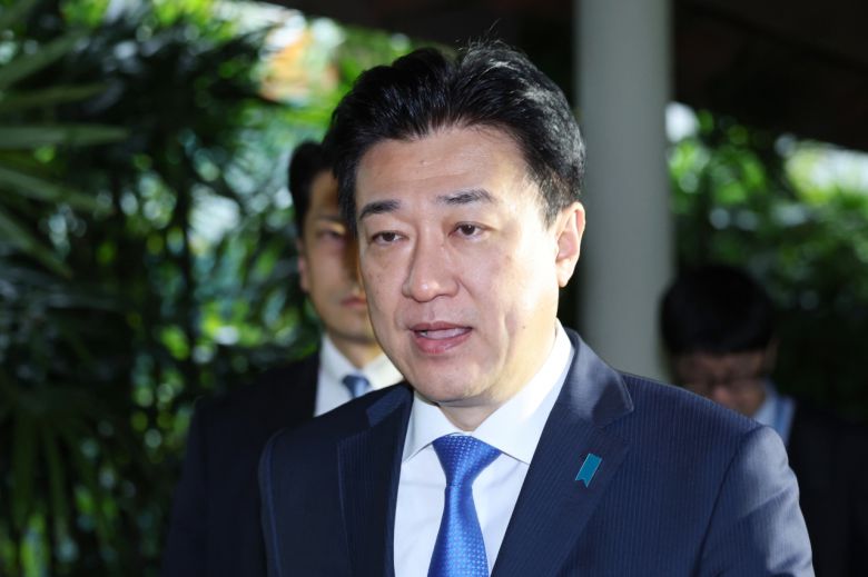 제21차 아시아 안보회의(샹그릴라 대화)에 참석 중인 기하라 미노루 일본 방위상이 2일(현지시간) 싱가포르 샹그릴라 호텔에서 신원식 국방부 장관, 로이드 오스틴 미국 국방장관과 한미일 국방장관 회담을 하기 위해 회담장으로 향하고 있다. [연합]