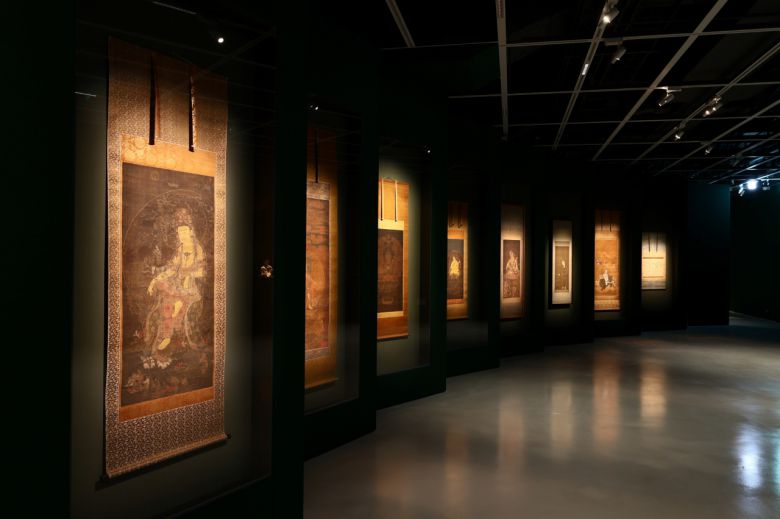 호암미술관 ‘진흙에 물들지 않는 연꽃처럼’ 기획전에 전시 중인 불교 미술품 전경. [삼성 제공]
